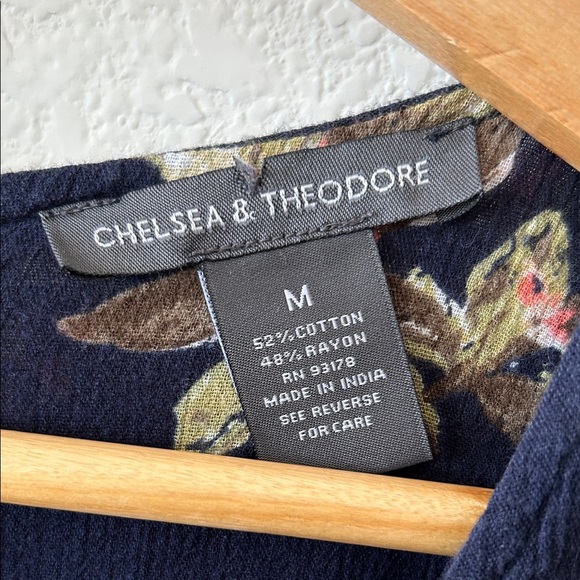 Chelsea & Theodore Navy Floral Flowy Peasant Blouse size M - Picture 3 of 6